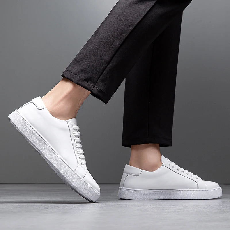 Minimalistischer Low-Top Sneaker mit Kontrastsohle