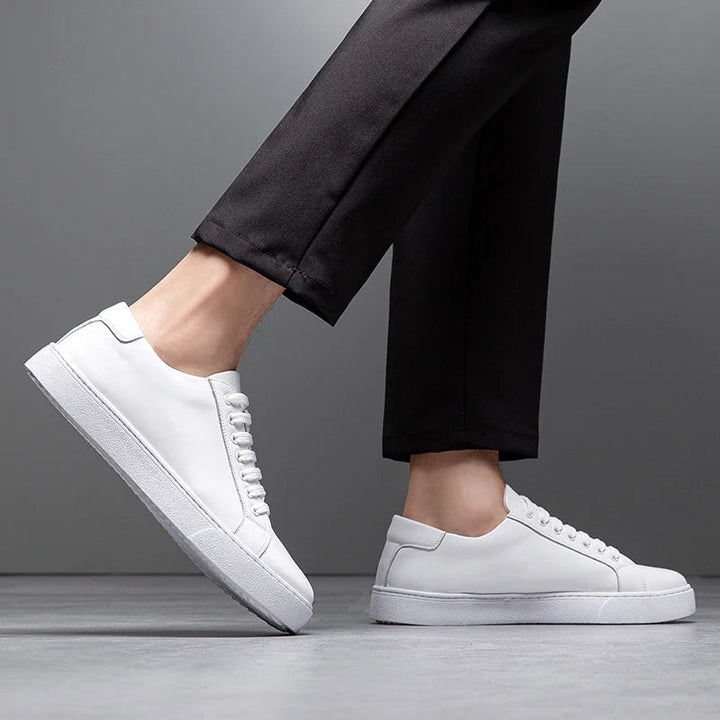 Minimalistischer Low-Top Sneaker mit Kontrastsohle