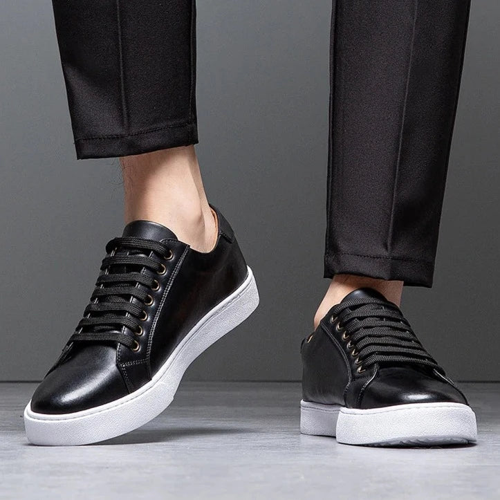 Minimalistischer Low-Top Sneaker mit Kontrastsohle