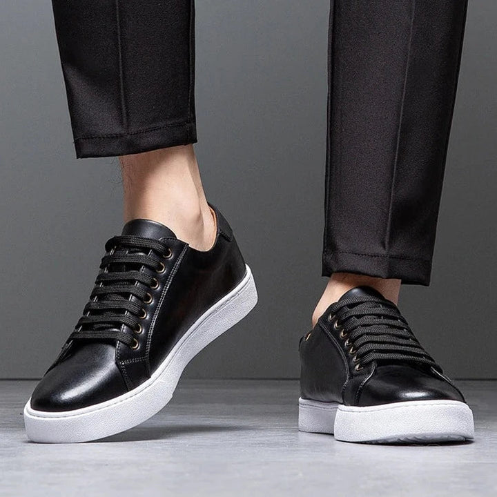 Minimalistischer Low-Top Sneaker mit Kontrastsohle