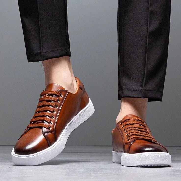 Minimalistischer Low-Top Sneaker mit Kontrastsohle