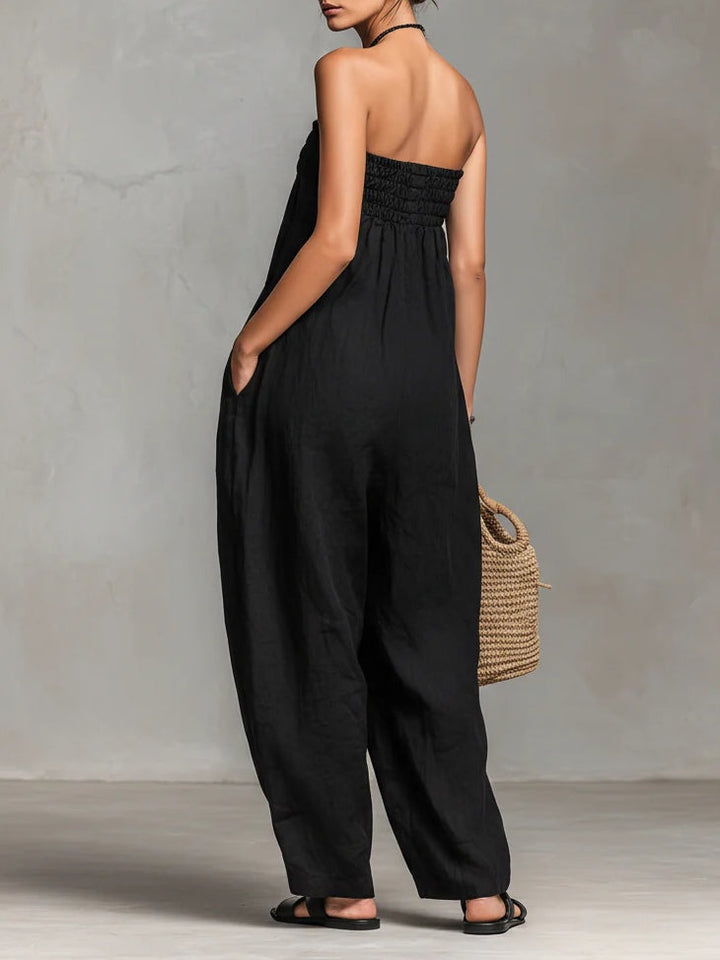 Trägerloser Jumpsuit mit gesmokter Brustpartie und weitem Bein