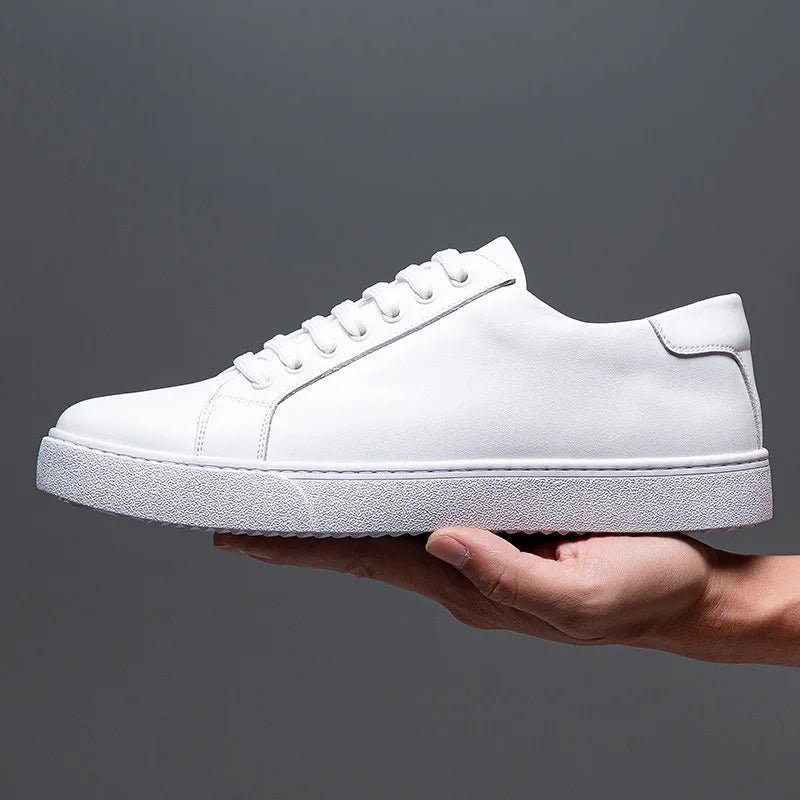 Minimalistischer Low-Top Sneaker mit Kontrastsohle