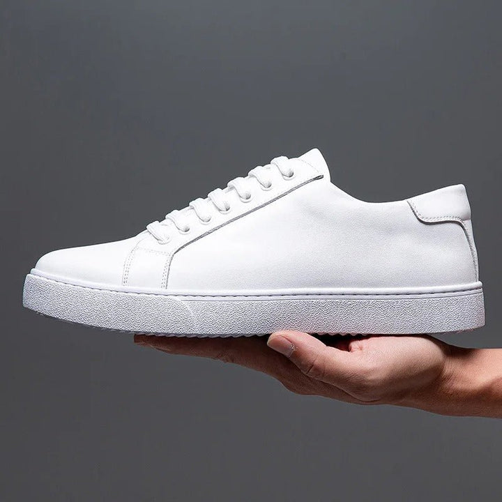 Minimalistischer Low-Top Sneaker mit Kontrastsohle