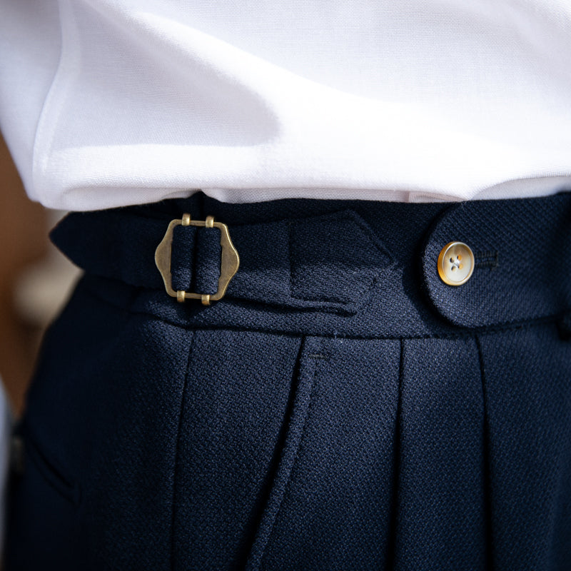 Sartoriale High-Waist Bundfaltenhose in Marineblau