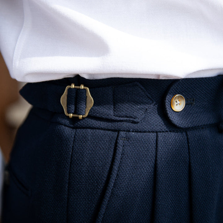 Sartoriale High-Waist Bundfaltenhose in Marineblau