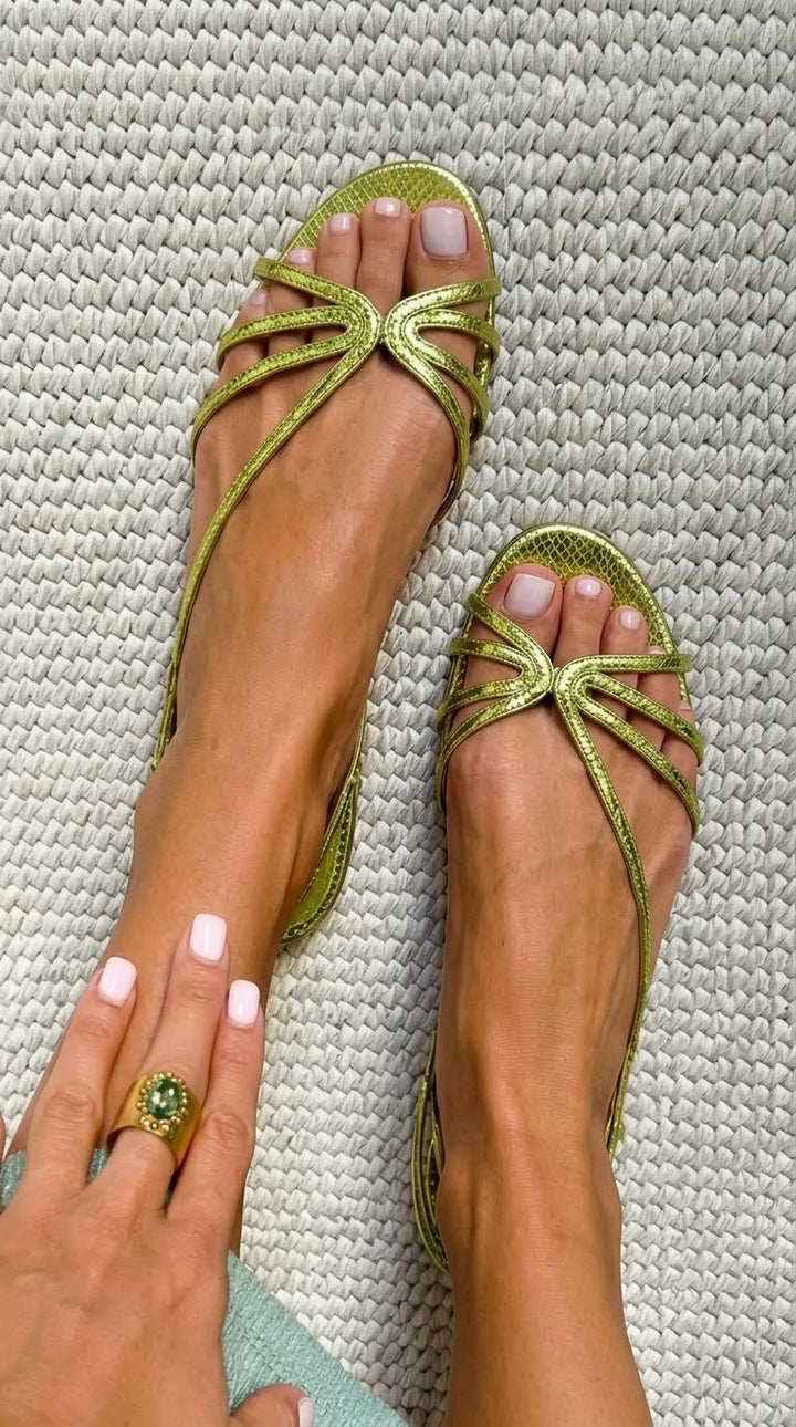 Goldene Riemchensandalen in feiner Reptilien-Optik