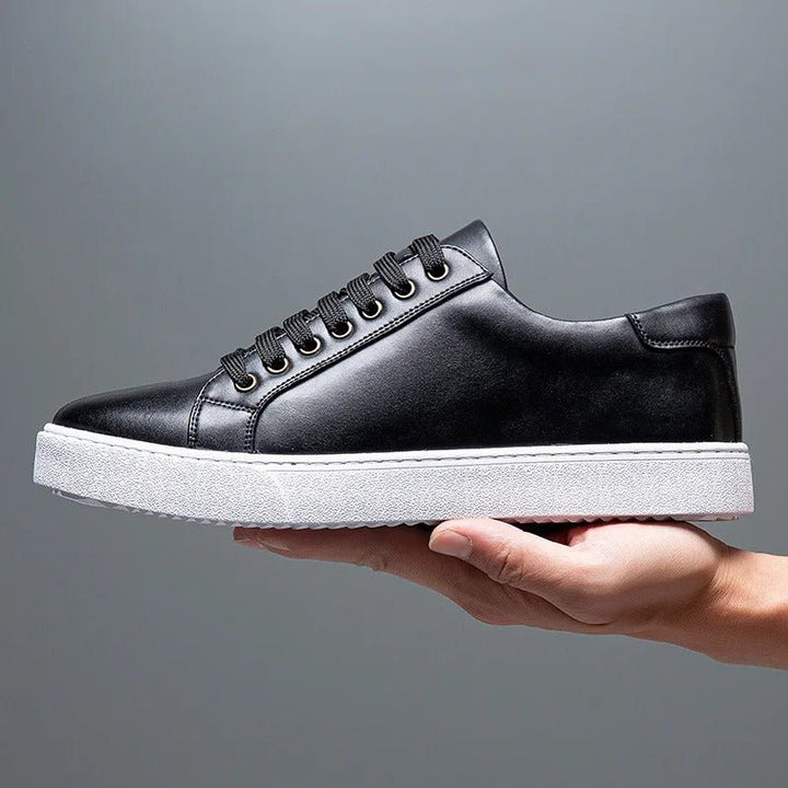Minimalistischer Low-Top Sneaker mit Kontrastsohle