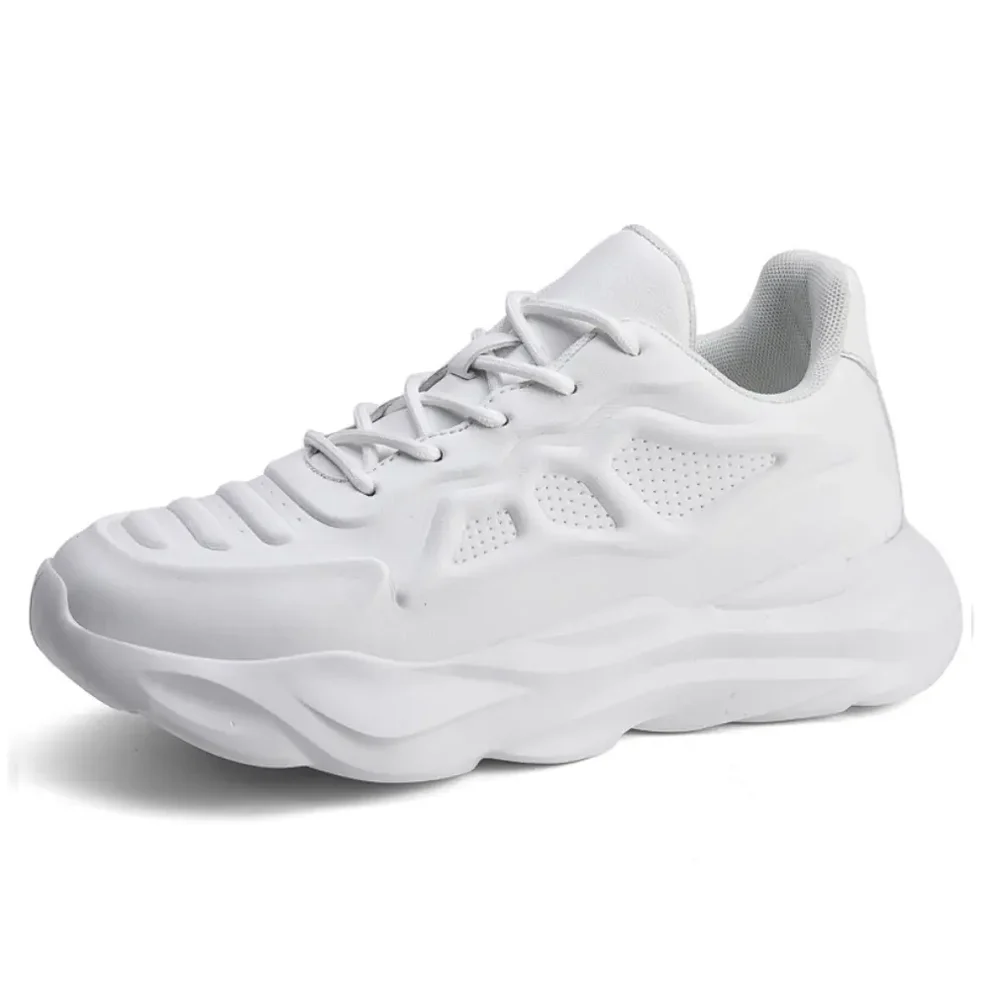 Futuristischer All-Black Sneaker mit fließenden Konturen