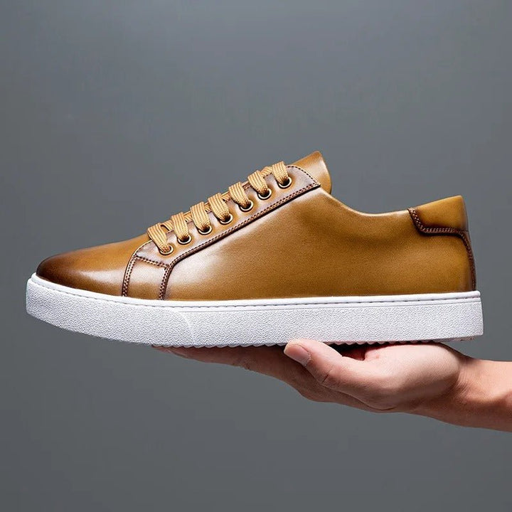 Minimalistischer Low-Top Sneaker mit Kontrastsohle