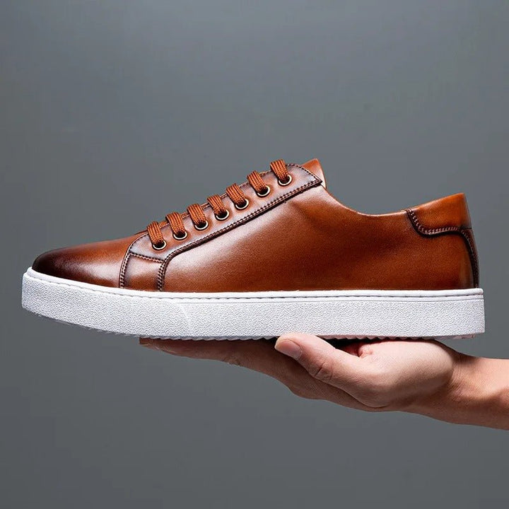 Minimalistischer Low-Top Sneaker mit Kontrastsohle