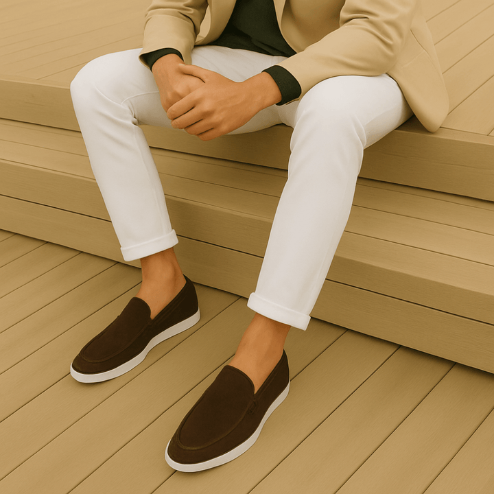 Schwarzer Veloursleder-Loafer mit heller Sohle
