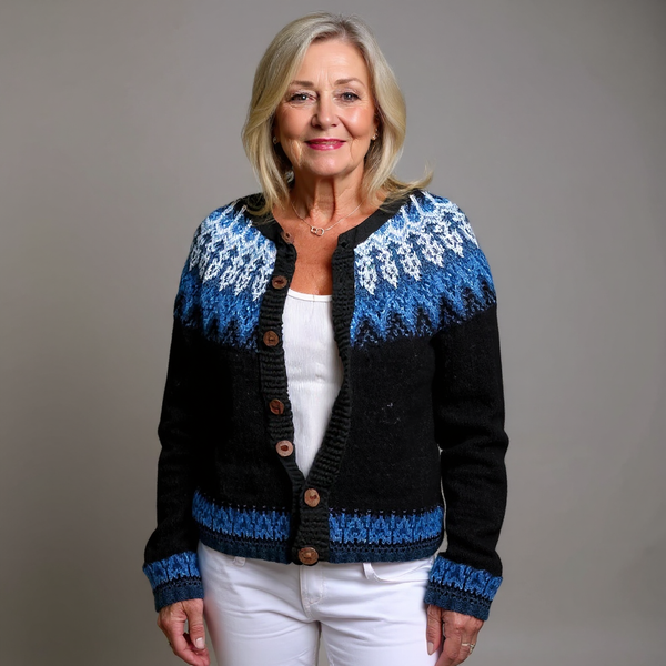 Britt – Strickjacke mit blauer Passe