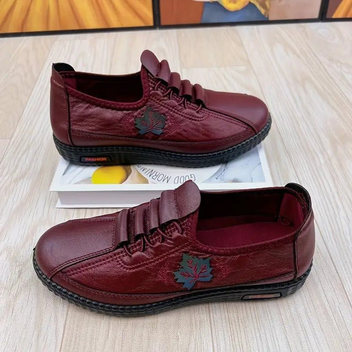 Strukturierter Komfort-Slip-On mit Blatt-Stickerei