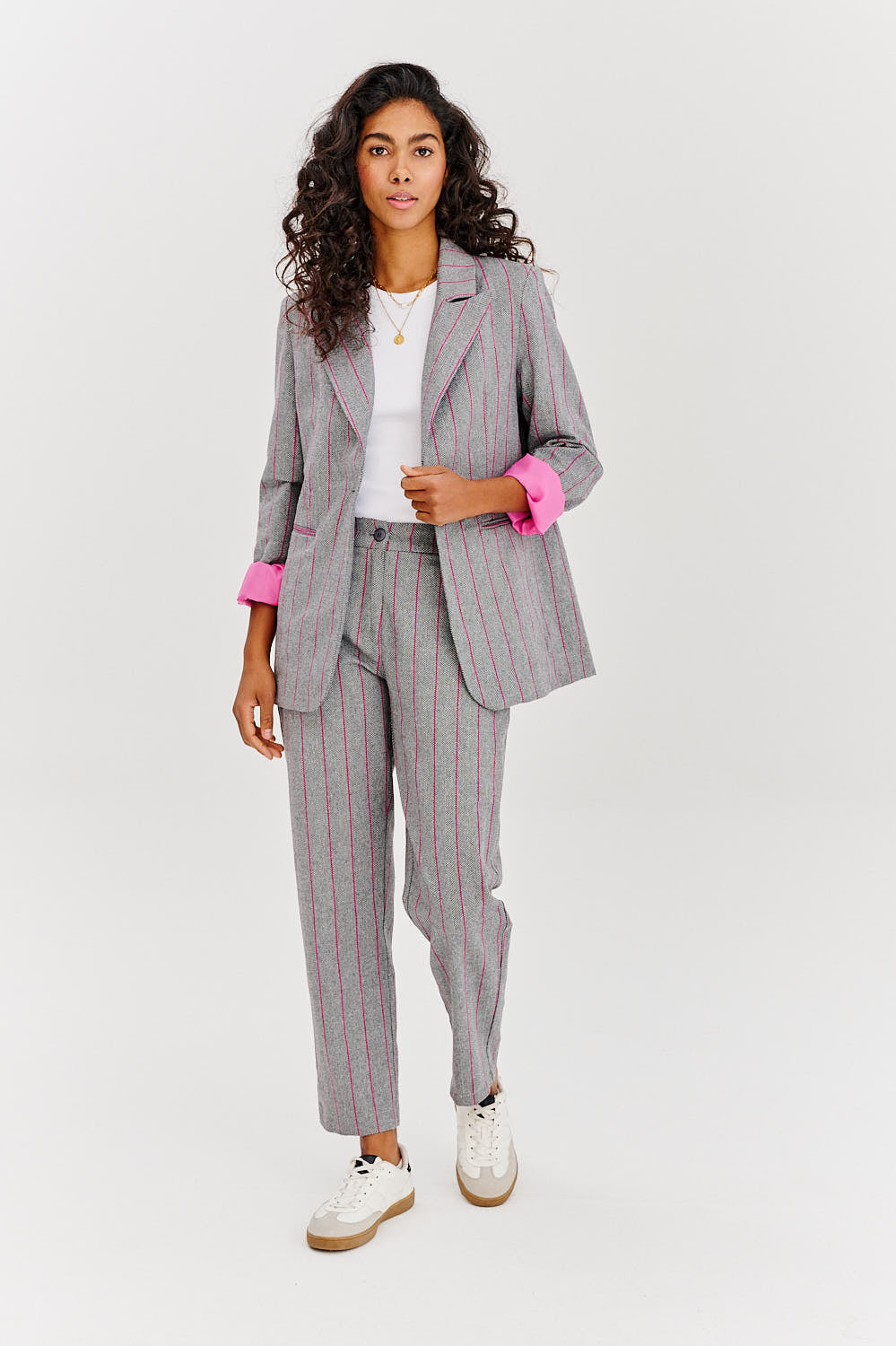 Graue Stoffhose mit pinken Nadelstreifen für Damen