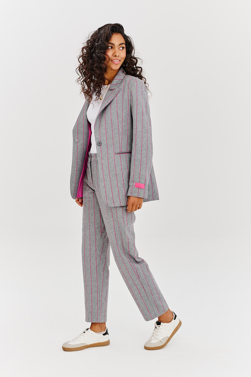 Graue Stoffhose mit pinken Nadelstreifen für Damen
