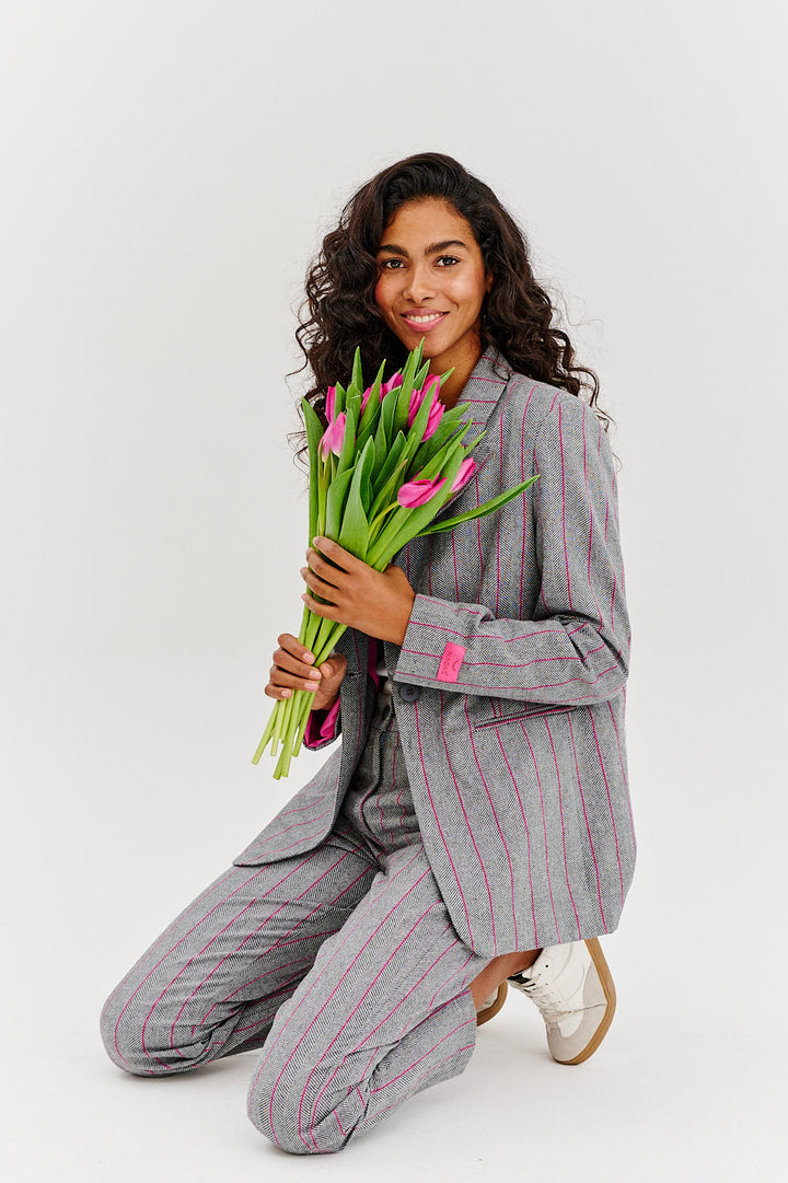 Graue Stoffhose mit pinken Nadelstreifen für Damen
