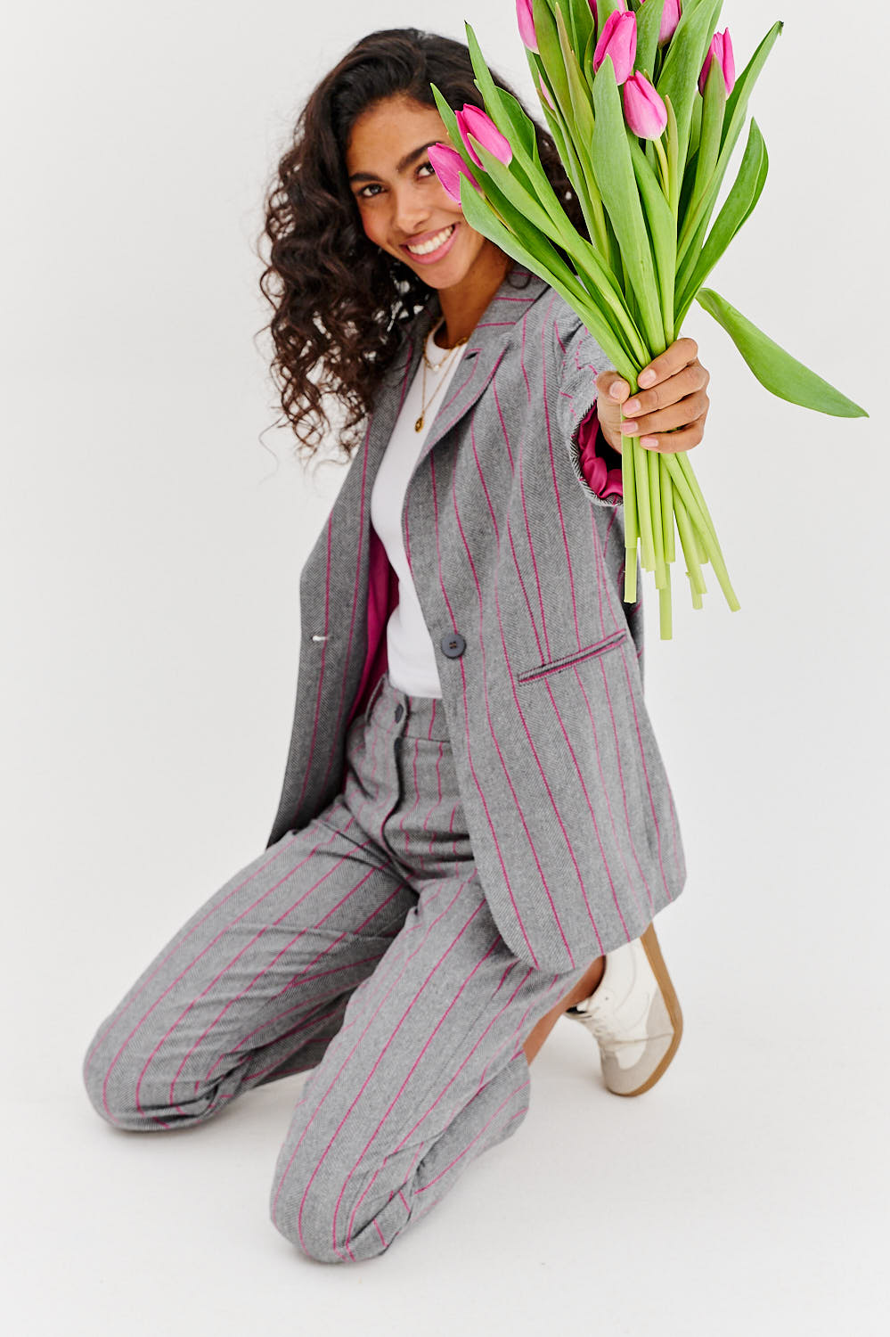 Graue Stoffhose mit pinken Nadelstreifen für Damen