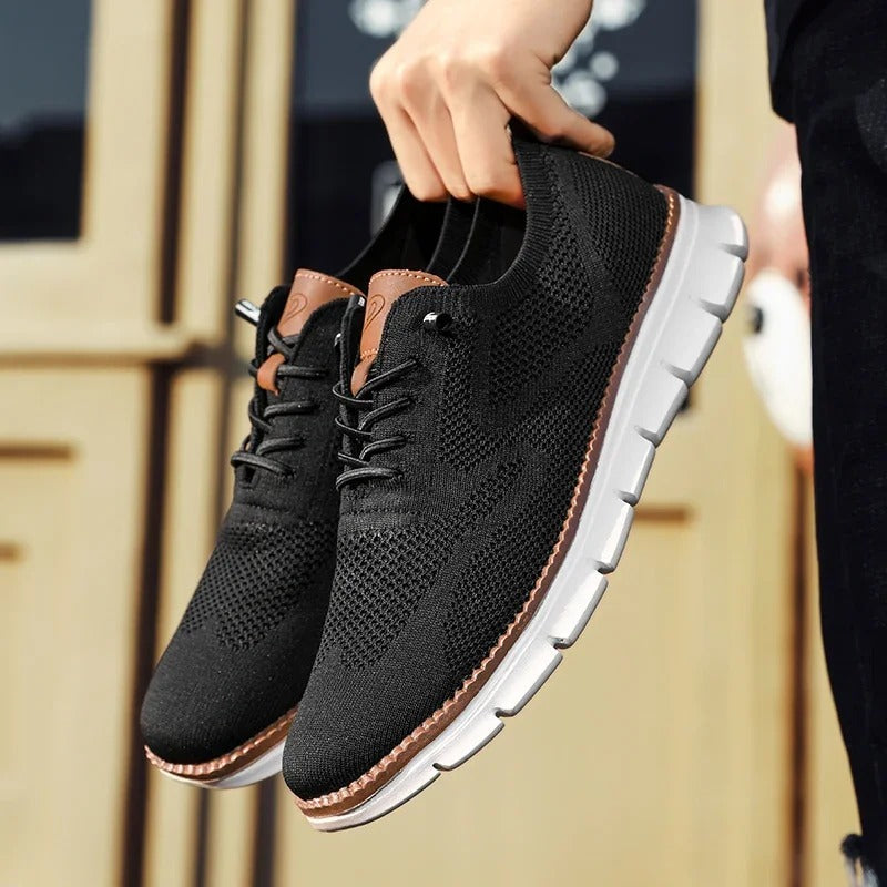 Schwarze Knit-Sneaker mit flexibler weißer Sohle