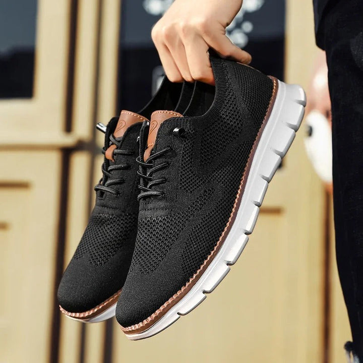 Schwarze Knit-Sneaker mit flexibler weißer Sohle