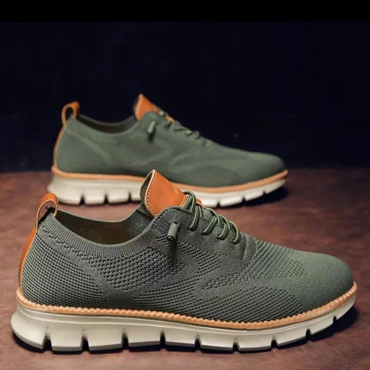 Schwarze Knit-Sneaker mit flexibler weißer Sohle