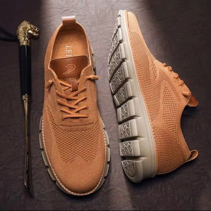 Schwarze Knit-Sneaker mit flexibler weißer Sohle