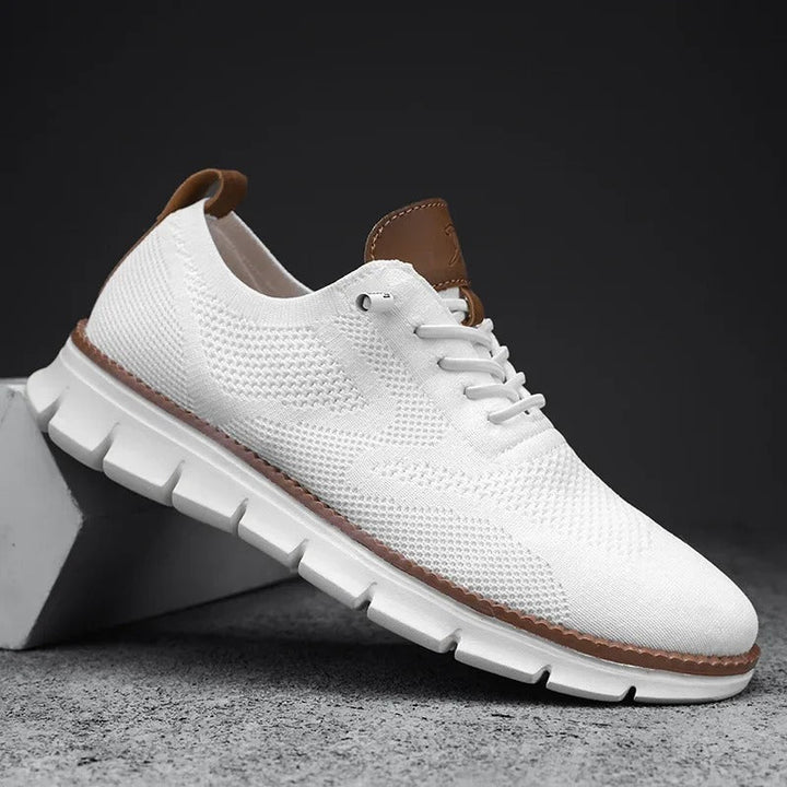 Schwarze Knit-Sneaker mit flexibler weißer Sohle