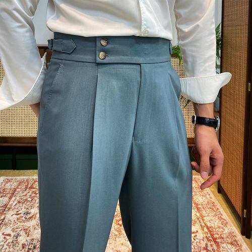 Sartoriale High-Waist Bundfaltenhose in Schwarz